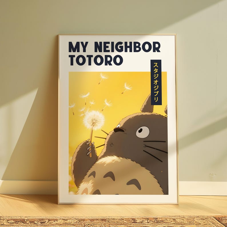 Pode incluir: P&ocirc;ster emoldurado com o personagem animado Totoro de Meu Vizinho Totoro. O p&ocirc;ster tem um fundo amarelo com um dente-de-le&atilde;o e o texto "MY NEIGHBOR TOTORO" em preto. Texto japon&ecirc;s tamb&eacute;m est&aacute; presente.