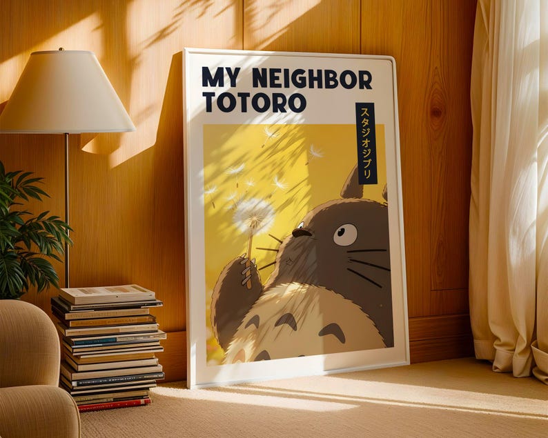 Pode incluir: Um poster emoldurado do filme de anima&ccedil;&atilde;o "Meu Vizinho Totoro". A arte mostra Totoro segurando um dente-de-le&atilde;o contra um fundo amarelo. O poster tem o t&iacute;tulo do filme em ingl&ecirc;s e japon&ecirc;s.
