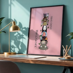 Puede incluir: Un p&oacute;ster enmarcado con fondo rosa, que muestra personajes de Studio Ghibli apilados verticalmente. El marco negro rodea la obra de arte, que incluye personajes como Totoro y Sin Rostro. Texto japon&eacute;s visible a la izquierda, con "STUDIO GHIBLI" a la derecha.