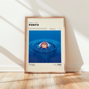 Op de afbeelding: Een ingelijste poster met de animatiefilm "Ponyo". Het kunstwerk toont een personage in het water met een blauwe achtergrond. De poster bevat de titel van de film, de naam van de regisseur en het jaar 2008.