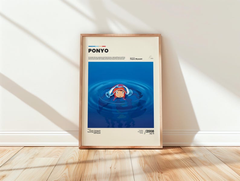 Op de afbeelding: Een ingelijste poster met de animatiefilm "Ponyo". Het kunstwerk toont een personage in het water met een blauwe achtergrond. De poster bevat de titel van de film, de naam van de regisseur en het jaar 2008.