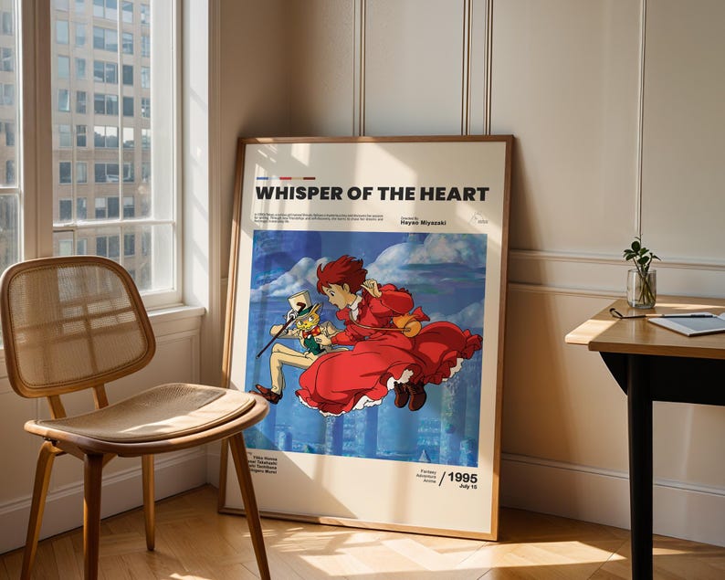 Puede incluir: Un p&oacute;ster enmarcado de la pel&iacute;cula de animaci&oacute;n "Susurros del coraz&oacute;n". La obra de arte representa a dos personajes en una escena din&aacute;mica con un cielo azul y un fondo de ciudad. El p&oacute;ster incluye el t&iacute;tulo de la pel&iacute;cula, el nombre del director y el a&ntilde;o 1995.