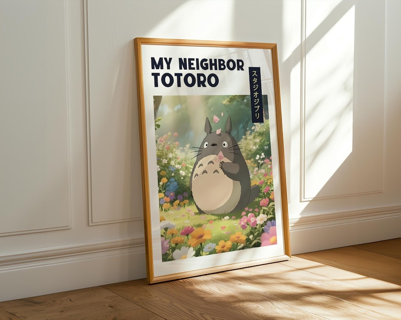K&ouml;nnte beinhalten: Gerahmtes Poster mit Totoro aus "Mein Nachbar Totoro". Das Kunstwerk zeigt Totoro in einer bunten Blumenwiese. Das Poster tr&auml;gt den Titel "MY NEIGHBOR TOTORO" in fetten Buchstaben, darunter japanischer Text.
