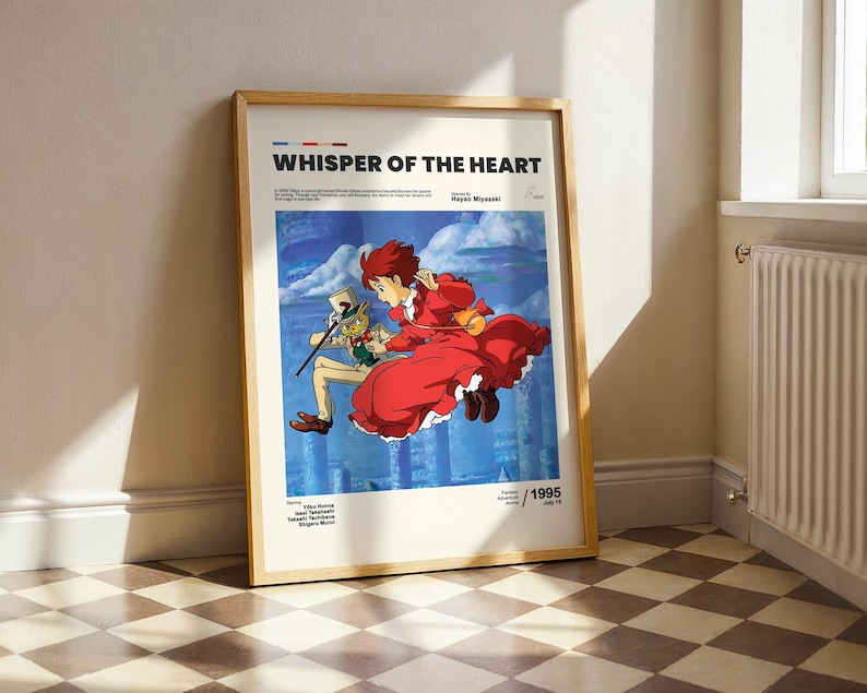 Puede incluir: P&oacute;ster enmarcado de "Susurros del coraz&oacute;n" con personajes animados sobre un cielo azul. El p&oacute;ster incluye el t&iacute;tulo de la pel&iacute;cula y el a&ntilde;o 1995. El marco es de color marr&oacute;n claro y est&aacute; apoyado en una pared.