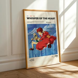 Puede incluir: Un p&oacute;ster enmarcado con ilustraciones de "Susurros del coraz&oacute;n". El p&oacute;ster muestra dos personajes animados contra un cielo azul y un fondo de ciudad. El personaje principal lleva un vestido rojo. El p&oacute;ster est&aacute; en un marco de madera.