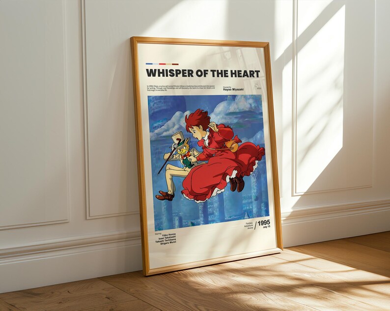 Puede incluir: Un p&oacute;ster enmarcado con ilustraciones de "Susurros del coraz&oacute;n". El p&oacute;ster muestra dos personajes animados contra un cielo azul y un fondo de ciudad. El personaje principal lleva un vestido rojo. El p&oacute;ster est&aacute; en un marco de madera.