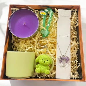 Lavendel Geschenkbox - Tasse, Kerze, Amethyst Halskette & niedlicher Schlüsselbund