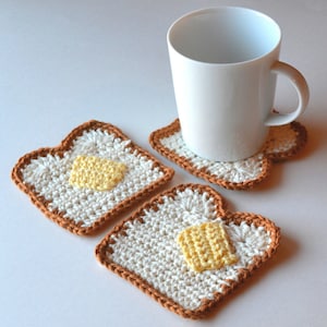 Virkade underlägg med smörad toast | Söt muggmatta | Rolig köksdekoration | Kawaii Cottagecore-present | Handgjord inflyttningspresent