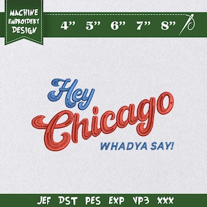 以下が含まれることがあります： 青と赤で「Hey Chicago」と「WHADYA SAY！」が描かれたミシン刺繍デザイン。デザインには、10 cmから20 cmのサイズ表示とファイルタイプ情報が含まれています。