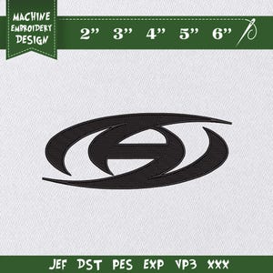 Può includere: Design di ricamo a macchina nero con una lettera "E" stilizzata all'interno di una forma ovale. Il design è mostrato su sfondo bianco con indicatori di dimensioni da 5 cm a 15 cm. Il testo "MACHINE EMBROIDERY DESIGN" è in alto.