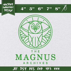 Peut inclure: Motif de broderie machine vert représentant un hibou dans un cercle, avec le texte "THE MAGNUS ARCHIVES". Le motif propose des tailles de 10 cm à 20 cm et convient aux projets de broderie. Le motif est sur un fond blanc texturé.