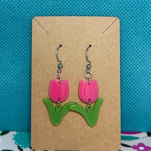 Kolczyki z różowego akrylu w kształcie tulipana: biżuteria na wiosenne przyjęcie ogrodowe