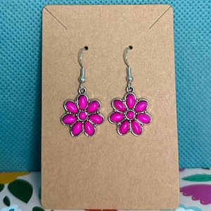 Kolczyki wiszące z intensywnie różowymi kwiatami: biżuteria kwiatowa Y2K