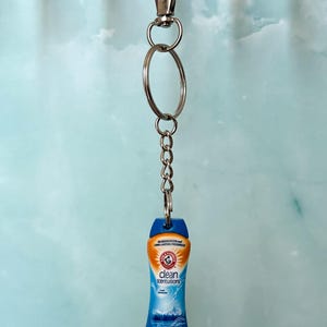 Nyckelring i flaska med tvättmedel | Blå Clean Scent Mini Charm