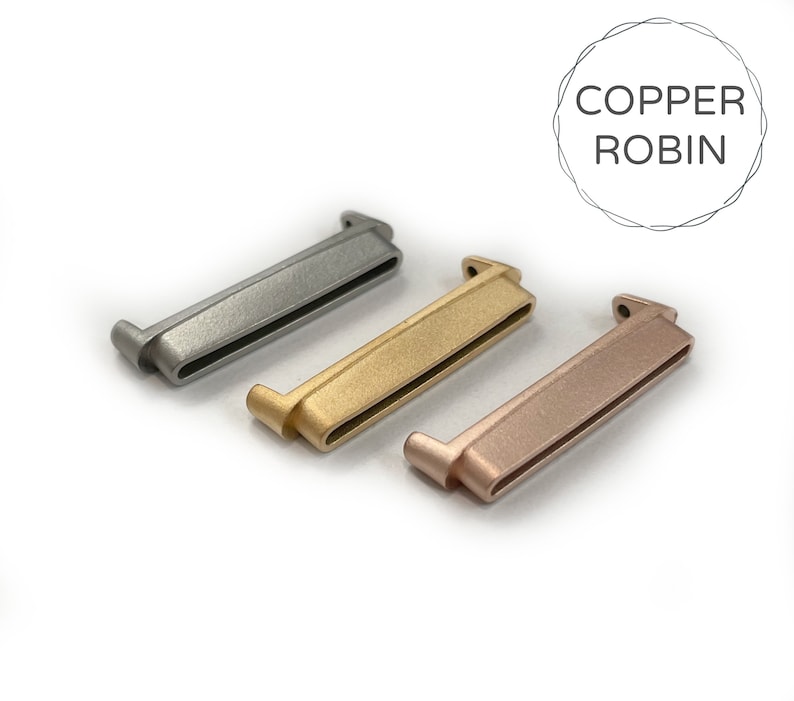 Pu&ograve; includere: Tre cinturini per orologio in metallo color argento, oro e oro rosa. I cinturini sono progettati per adattarsi all'Apple Watch.