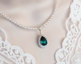 Green Emerald Necklace, Bridal Necklace, Bridal Pearl and green Emerald Teardrop Necklace, Emerald Necklace, Wedding Bridal Jewelry