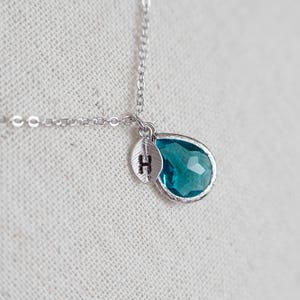 Collar inicial de cristal de lágrima zircón azul, collar inicial personalizado de piedra de nacimiento de diciembre, collar inicial de monograma de la abuela madre