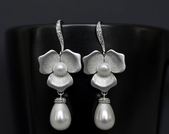 Boucles d’oreilles mariées, mariées boucles d’oreilles perles, boucles d’oreilles mariage, blanc perle goutte d’eau avec Matt White fleur plaqué or boucles d’oreilles