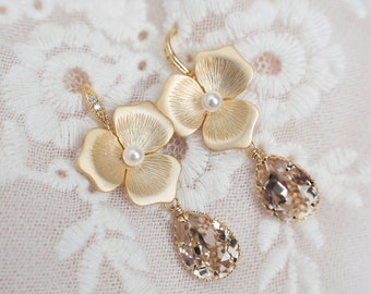 Light Silk Swarovski Crystals and Gold Plated Flower Earrings, Gold Champagne Bridesmaids Earrings, Crystals and Swarovski Pearls Earrings