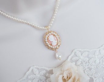Collar de cameo de perlas, collar de cameo de estilo vintage nupcial, collar de cameo de dama de coral, collar de boda victoriano, collar de cameo de perlas