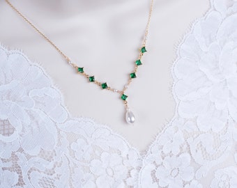 Vintage, Romantic Style Emerald Necklace, Wedding Pearl and Emerald CZ Bridal Choker, Emerald CZ Vintage Swarovski Pearl Necklace