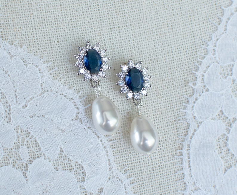 Boucles d'oreilles de mariée saphir bleu, boucles d'oreilles de mariée saphir, puces d'oreilles saphir bleu et perles CZ rondes Swarovski image 1