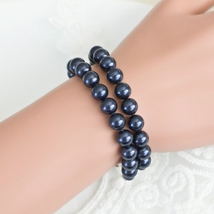 K&ouml;nnte beinhalten: Ein Armband aus zwei Reihen dunkelblauer Perlen.
