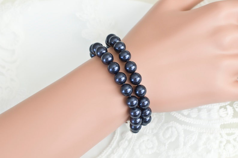 K&ouml;nnte beinhalten: Ein Armband aus zwei Reihen dunkelblauer Perlen.