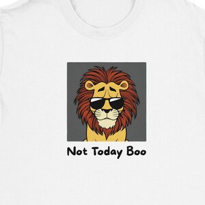 「今日はダメよブー」Tシャツ - メガネをかけたクールな漫画ライオン - 面白いグラフィックTシャツ