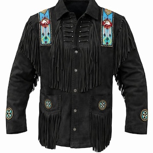 Könnte beinhalten: Schwarze Wildlederjacke mit Fransen und farbenfrohen Perlenakzenten. Die Jacke hat dekorative Aufnäher auf den Schultern und Taschen mit einer Knopfleiste. Die Ärmel und Taschen haben Fransen.