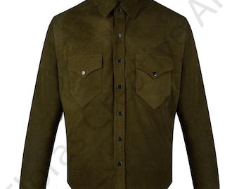 Peut inclure: Chemise en daim vert olive avec col classique, deux poches poitrine et fermetures à boutons-pression. La chemise à manches longues a un détail de plastron de style western et une fermeture boutonnée. Un vêtement élégant et polyvalent.