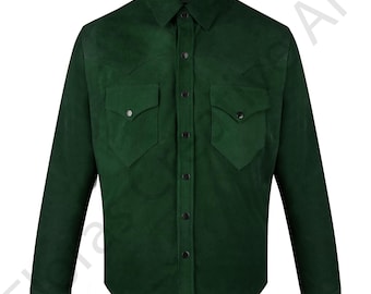 Peut inclure: Une chemise en daim vert foncé à manches longues, avec une fermeture boutonnée et deux poches de poitrine. La chemise a un col classique et des coutures décoratives sur le devant et les poches.