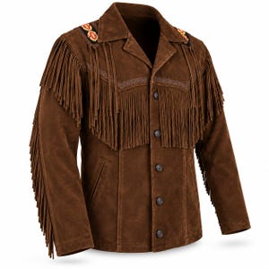 Puede incluir: Una chaqueta de ante marrón con largos flecos en el pecho, los hombros y las mangas. La chaqueta cuenta con cuello, cierre frontal de botones y un ribete bordado decorativo con detalles en rojo y amarillo en la zona de los hombros.