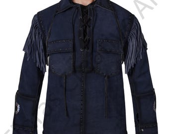 Puede incluir: Chaqueta de ante azul marino con flecos en los hombros. La chaqueta tiene dos bolsillos delanteros, cierre con cordones y costuras decorativas. Las mangas tienen parches decorativos cerca de los puños. La chaqueta es de peso medio.
