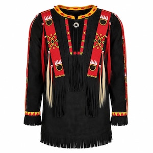 Könnte beinhalten: Ein schwarzes Langarmshirt mit roten und gelben Perlenapplikationen auf Brust und Ärmeln. Das Kleidungsstück ist mit langen schwarzen Fransen am Saum und im Brustbereich sowie mit rot-weißen dekorativen Quasten und einer silbernen Brosche versehen.