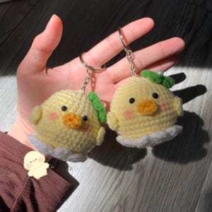 Crochet Chick Keychain – Kawaii Amigurumi Baby Chicken with Leaf Hat and Egg White Base, Handmade Cute Animal Plush Bag Charm Gift