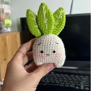 Crochet Radish Keychain – Kawaii White Daikon Plush with Embroidered Leaves, Handmade Vegetable Soft Toy, Cute Plant Lover Gift