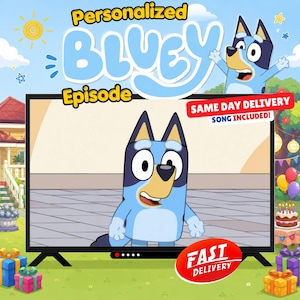 Op de afbeelding: Een digitale afbeelding met een televisiescherm waarop een blauwe tekenfilmhond te zien is. De tekst luidt Personalized BLUEY Episode, SAME DAY DELIVERY, SONG INCLUDED en FAST DELIVERY. De achtergrond toont een huis en cadeaus.