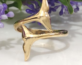 Anillo de delfín de plata de ley: Joyería inspirada en la vida marina.