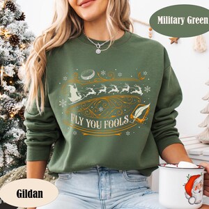 Sudadera navideña Fly You Fools, regalo de Navidad con trineo de Papá Noel y renos imagen 3