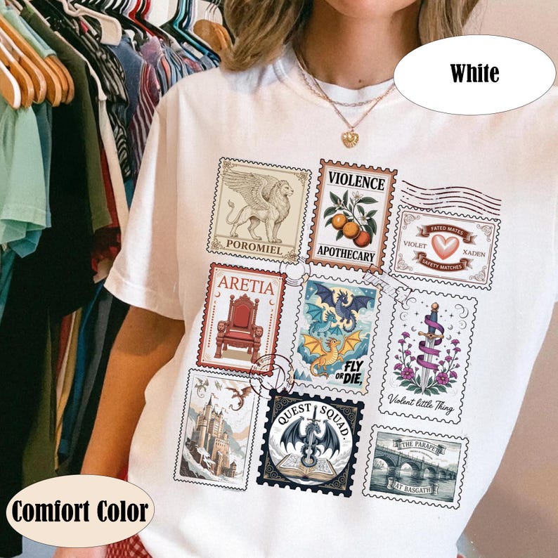 K&ouml;nnte beinhalten: Wei&szlig;es Comfort Color T-Shirt mit Fantasy-Postwertzeichen-Designs. Die Briefmarken zeigen einen Greif, einen Thron, einen Drachen und andere Fantasy-Elemente. Der Text enth&auml;lt "POROMIEL", "ARETIA", "QUEST SQUAD" und "FLY OR DIE".