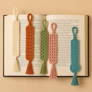 Peut inclure: Six marque-pages faits à la main en crochet, de couleurs variées : crème, orange, vert, rose et turquoise. Chaque signet présente un motif ajouré unique et une gland en bas. Pour les amateurs de lecture.
