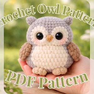 Może przedstawiać: Sowa szydełkowa z szarej, białej i brązowej przędzy. Sowa ma duże czarne oczy, mały pomarańczowy dziób i różowe policzki. Tekst "Crochet Owl Pattern" i "PDF Pattern" jest wyświetlany na zielono.