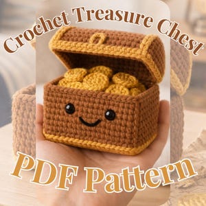 Puede incluir: Un cofre del tesoro tejido a ganchillo con una cara sonriente, lleno de monedas de oro. El cofre es marrón con ribetes amarillos y está abierto, revelando las monedas. Se muestra el texto "Crochet Treasure Chest PDF Pattern".