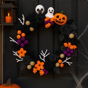 Può includere: Una ghirlanda di Halloween fatta a mano con base nera, adornata con rose nere all'uncinetto, fiori arancioni e bacche viola. La ghirlanda presenta una zucca sorridente, un fantasma e una ragnatela. Sono visibili anche una zucca intagliata e una lanterna.