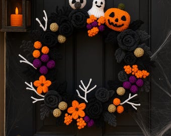 Könnte beinhalten: Ein handgefertigter Halloween-Kranz mit schwarzer Basis, verziert mit gehäkelten schwarzen Rosen, orangefarbenen Blumen und lila Beeren. Der Kranz zeigt einen lächelnden Kürbis, einen Geist und ein Spinnennetz. Ein geschnitzter Kürbis und eine Laterne sind ebenfalls sichtbar.