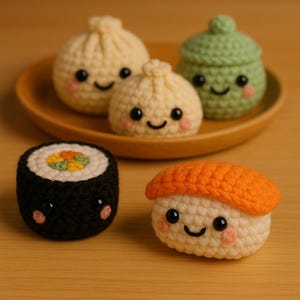 Puede incluir: Sushi y dumplings de ganchillo en varios colores. El rollo de sushi es negro con centro blanco y relleno colorido. Las empanadillas son crema y verdes, todas con caras sonrientes y mejillas rosadas. Presentadas en un plato de madera.