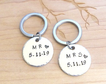 Mr and Mrs Keychain, Wedding Gift to Husband and Wife, Wedding Shower Gift, Gift to Groom, Gift to Bride, Wedding Keychain Set, Anniversary
