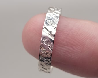 Anello in argento sterling martellato: fascia artigianale con texture, argento massiccio 925