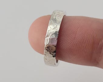 Anello in argento sterling martellato: fascia artigianale con texture, argento massiccio 925